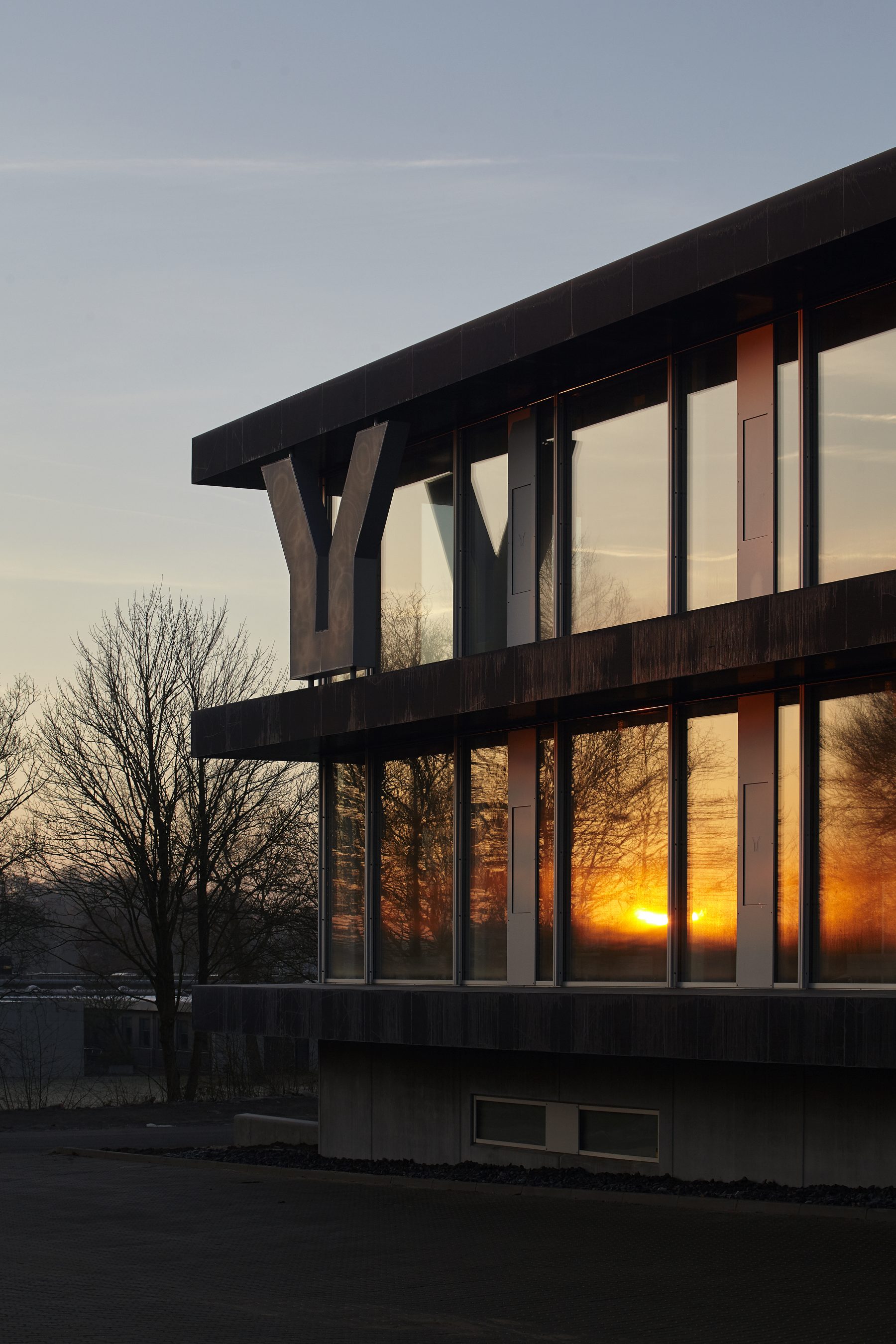 Dynaudio Innovationshus, Skanderborg - facade med logo