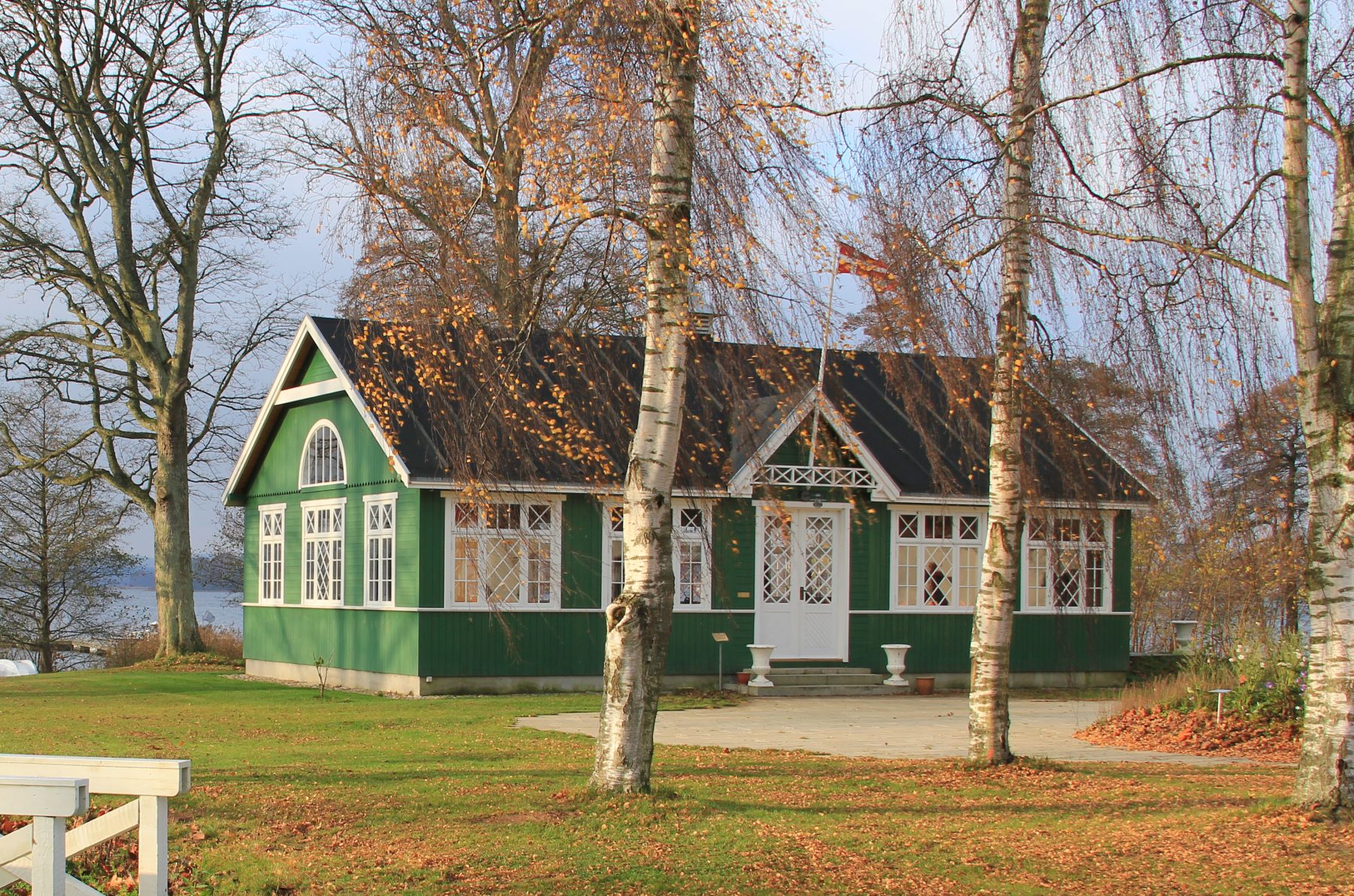 Vestermølle, Skanderborg - Riddersalen facade perspektiv træer - beskåret