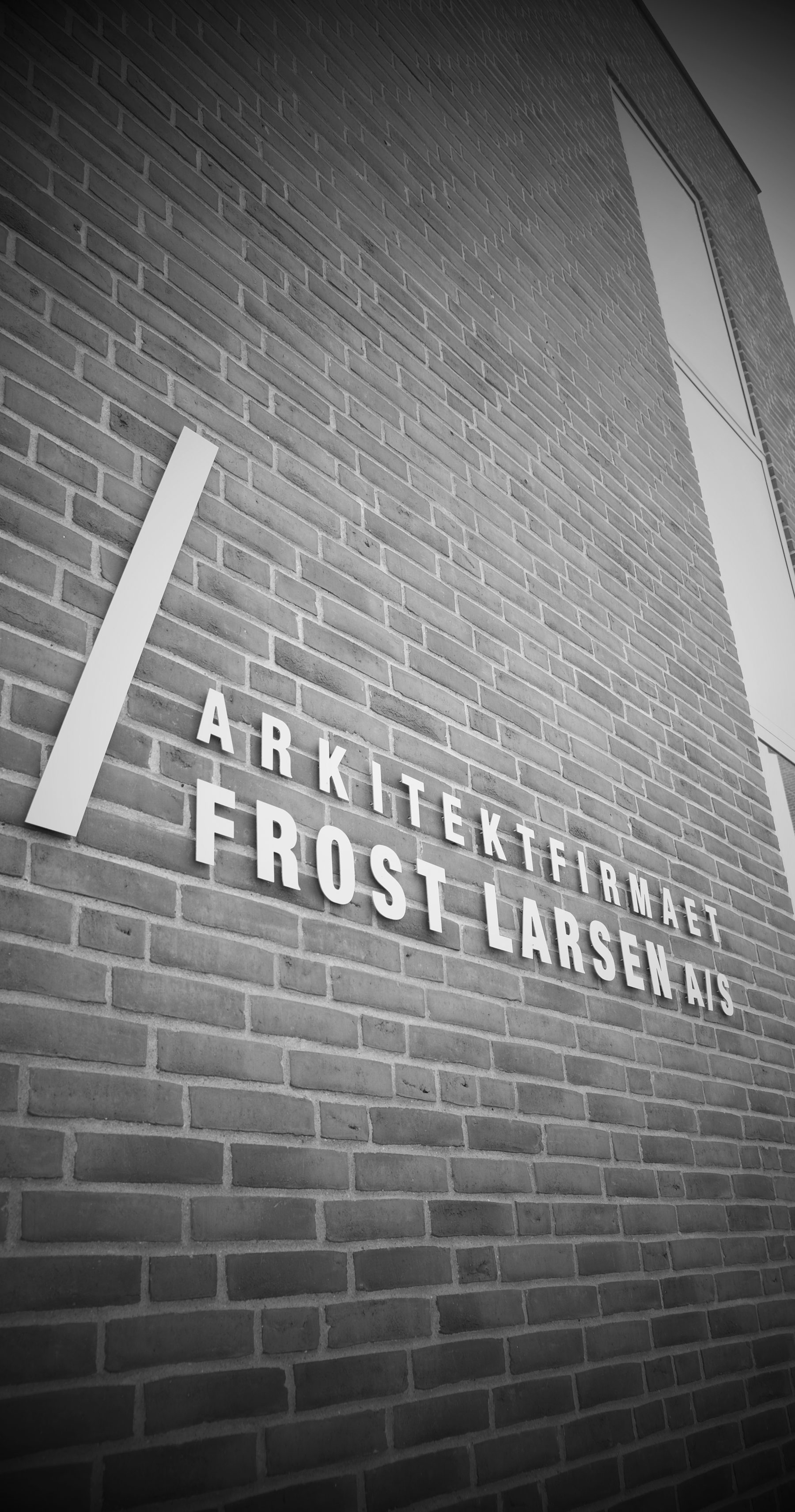Logo på mur_RED_BW